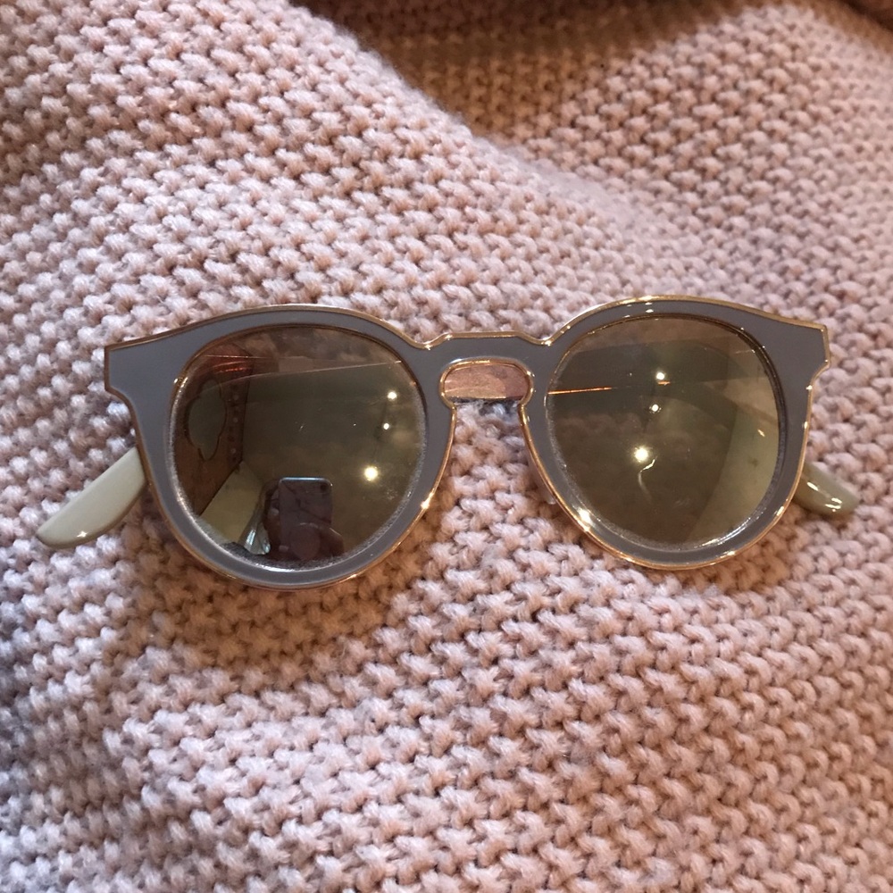 SUNGLASSES- Rose gold rimmed round shape